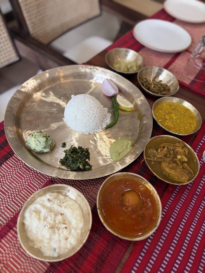 Chicken curry thali at Aakhol Hyderabad served on a traditional bota